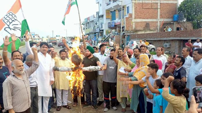 Cong activists staging protest at Purkhu against BJP Govt.