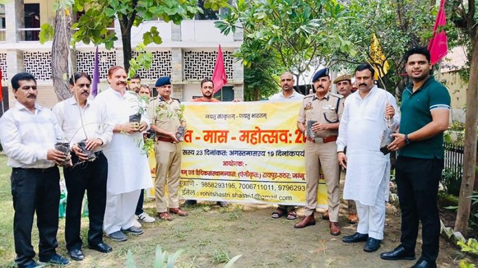 SSP Ramesh Angral & Mahant Rohit Shastri at a programme in DPL on Friday.