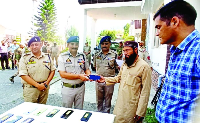 SSP Ramban, Kulbir Singh handing over the recovered phones to their owners.