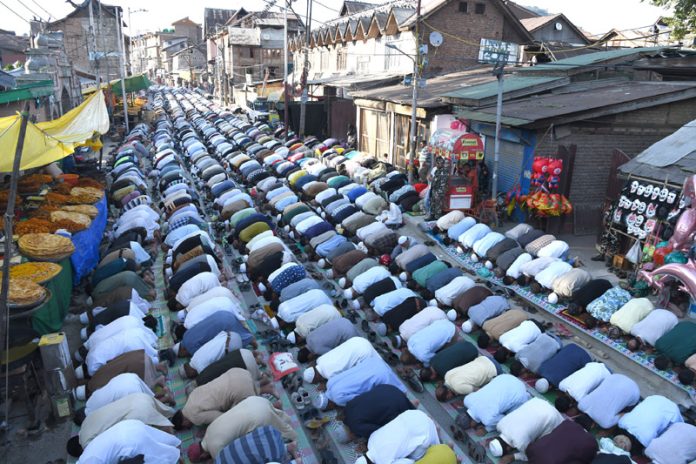 People attending the social afternoon prayers at Khwaja Naqasband Sahib mosque in Srinagar. -Excelsior/Shakeel