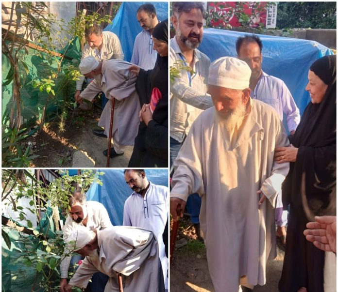 J&K Assembly Polls | 83-Year Old Man Plants Sapling Near Mendhar Polling Booth Ahead Of Voting