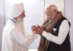 Mahant Manjit Singh felicitating PM Modi by presenting him a shawl. - Excelsior/Rakesh