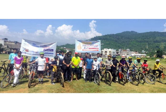 Officials posing along with cyclists at Udhampur.