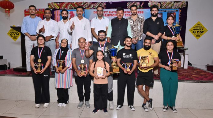 Athletes posing along with dignitaries at Kathua.