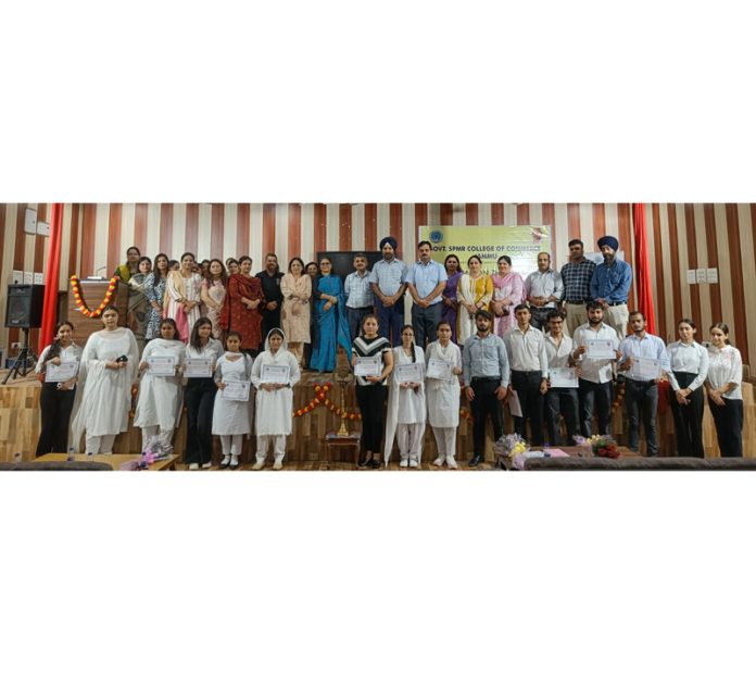 Students and faculty members posing for a group photograph during a programme.