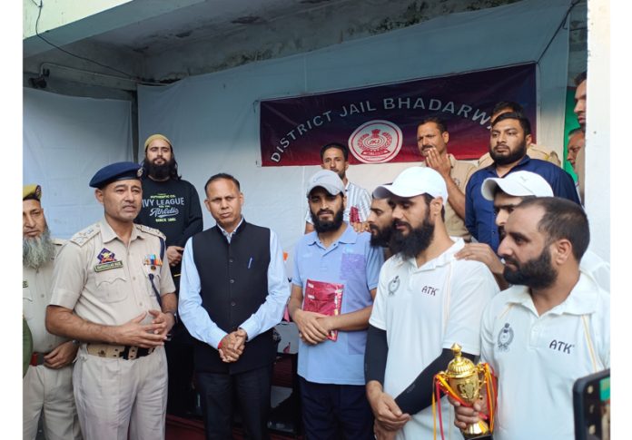 Dignitaries posing along with inmates during prize distribution ceremony at Bhadarwah.