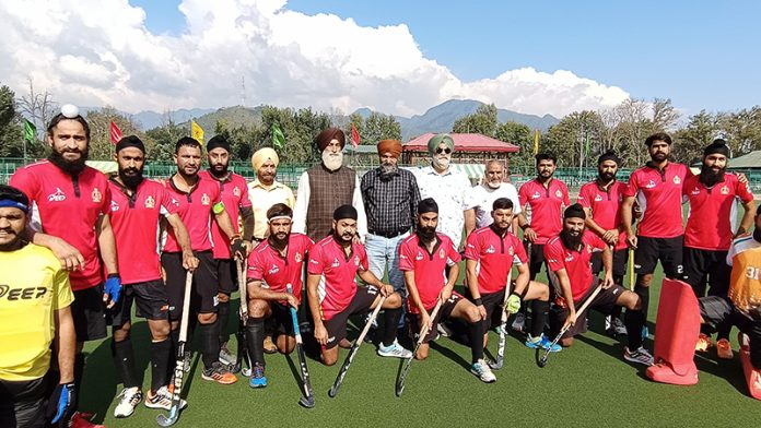 Dignitaries posing for group photograph with hockey players at Srinagar.