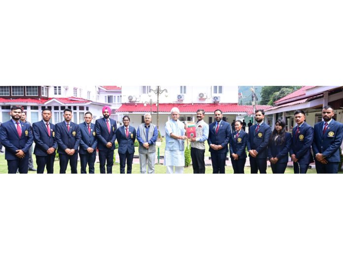 LG Manoj Sinha posing alongwith JIM&WS Pahalgam expedition team during flag-in ceremony.