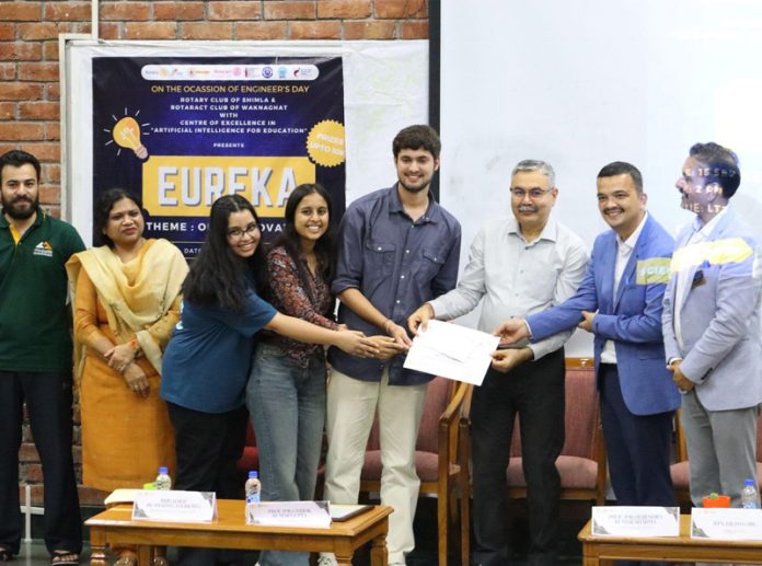 JUIT VC Dr RK Sharma awarding winners of project presentation competition during a function.