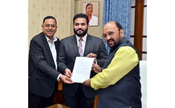 Uttar Pradesh’s Higher Education Minister Yogendra Upadhyay handing over authorization letter to Director CU, Jai Inder Singh Sandhu in Lucknow on Friday.