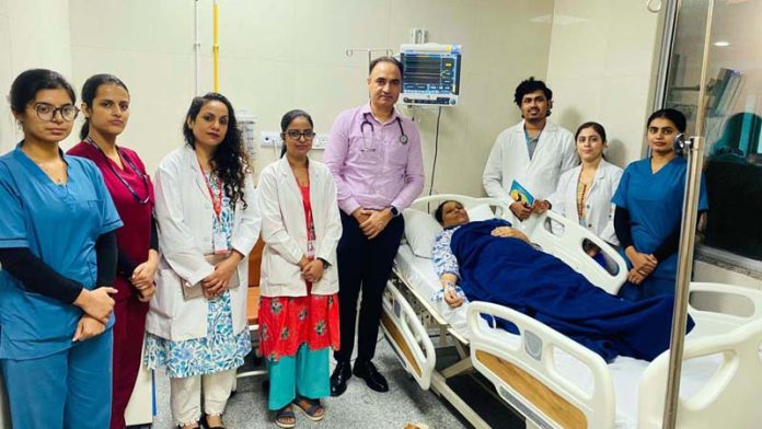 Prof (Dr) Shabab Angurana and his team posing alongside a cancer patient at AIIMS Vijaypur, Jammu.