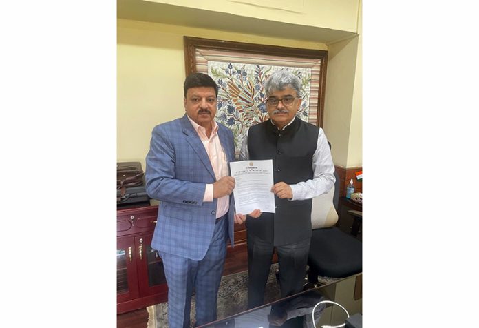 JCCI president, Arun Gupta presenting memorandum to Chief Secretary Atal Dulloo.