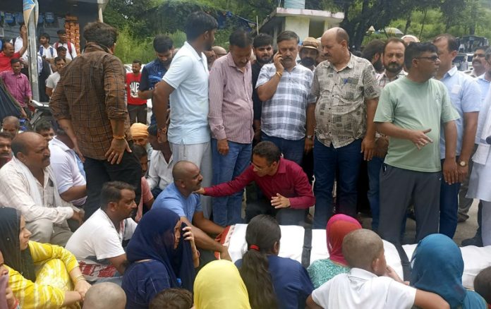 Family members and relatives of a Jal Shakti daily wager protesting with dead body at Samba-Sumb Matador stand on Tuesday. — Excelsior/Nischant