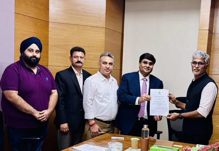 Chairman PHDCCI, Jammu Rahul Sahai submitting memorandum to Jt. Secy DPIIT in Jammu.