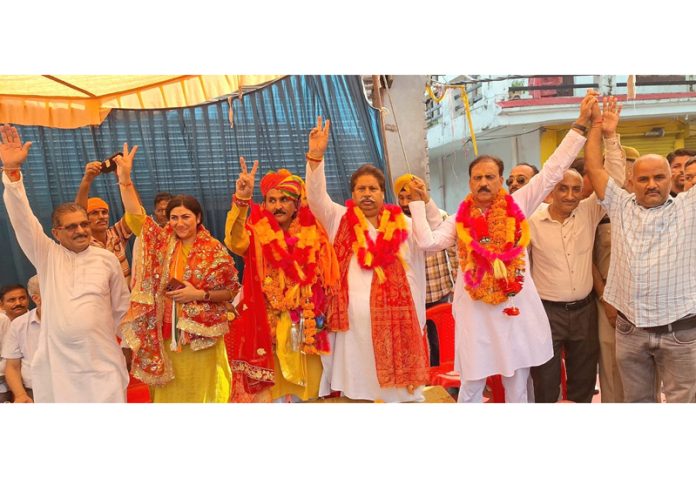 Senior Cong leaders Raman Bhalla, Ch Lal Singh and others at Dr Manohar Lal’s massive rally in Billawar.