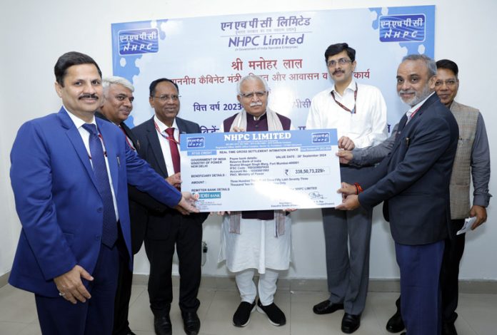 R.K. Chaudhary, CMD, NHPC handing over final dividend to Manohar Lal, Union Minister of Power in a function held on Monday.