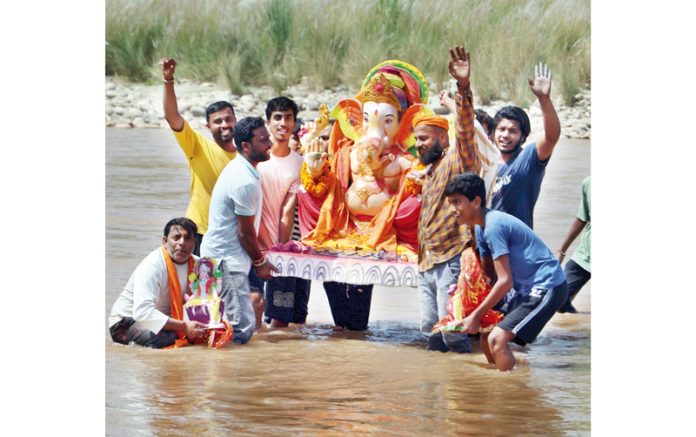 Devotees performing immersion of Lord Ganesha idol on conclusion of Ganesh Chaturthi celebrations on Tuesday. -Excelsior/Rakesh