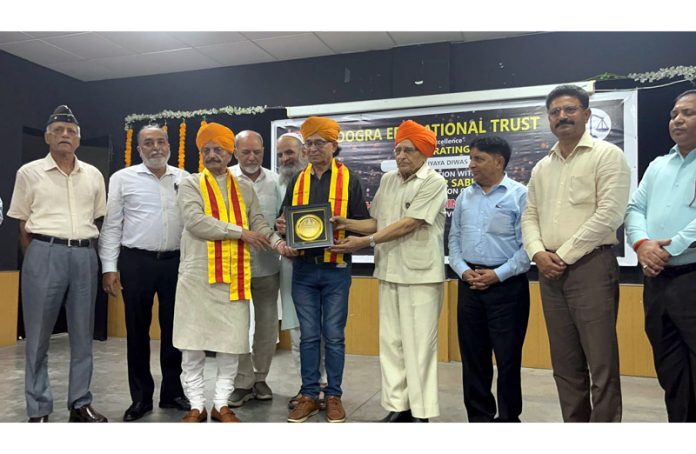 Thakur Gulchain Singh Charak (president of Dogra Sadar Sabha) honouring Padma Shri recipient Mohan Singh Salathia during a function.