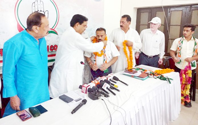 Cong leaders Ravinder Sharma and others welcome BSP leader Om Parkash into party fold.