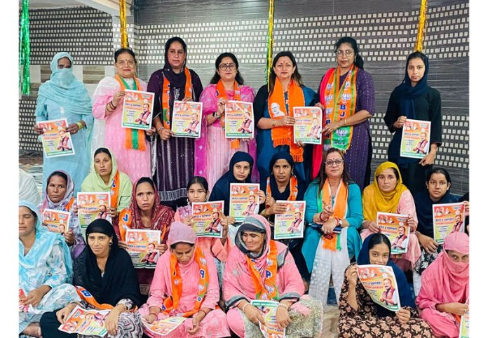 Senior BJP leader, Rekha Mahajan posing with Muslim women in Jammu.