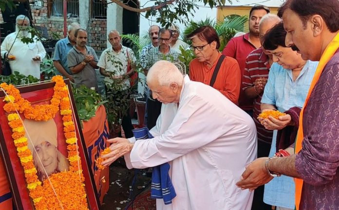 Jyotshi Omkar Nath Shastri and other dignitaries paying floral tribute to Pt Prem Nath Shastri at Jyotshi Karyalya Gole Gujral on Tuesday.