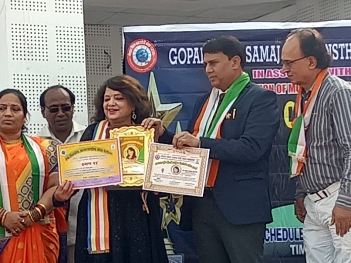 Dr Anila Charak receiving International Hindi Sahitya Shiromani Gaurav Award from dignitaries on Thursday.