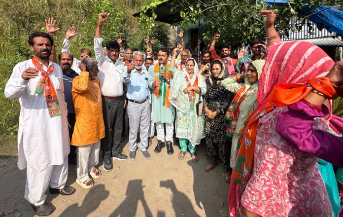 भाजपा प्रत्याशी एवं पूर्व विधायक आरएस पठानिया शनिवार को उधमपुर पूर्व में चुनाव प्रचार करते हुए।