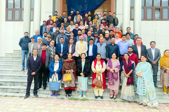 Dignitaries, who participated in the orientation program for Rashtriya Sarvekshan 2024, posing for a group photograph in Srinagar.