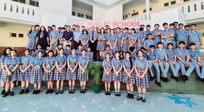 Students of KCPS posing along with dignitaries.