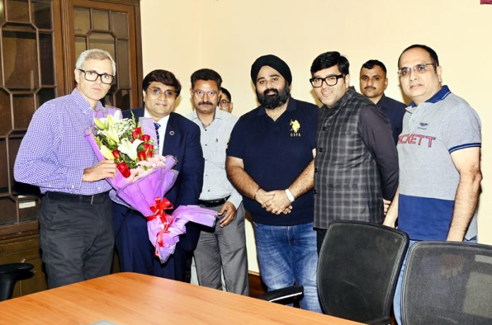 PHDCCI Jammu Chairman presenting bouquet to CM.