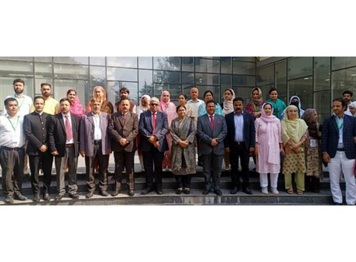 Justice Atul Sreedharan posing for photograph with students and faculty members at KU.