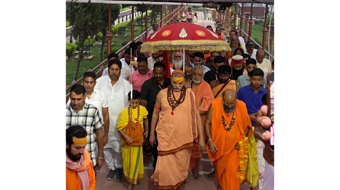 JKPCC working President Raman Bhalla welcoming Shankaracharya Ji on his arrival in Jammu on Monday.