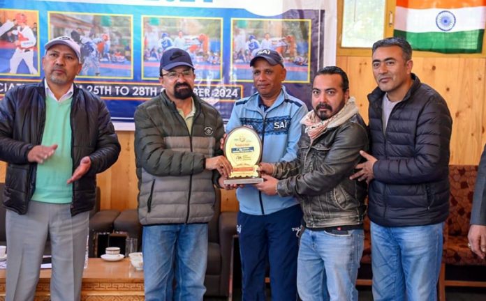 Dignitaries presenting trophy to winners. Excelsior/Basharat Ladakhi