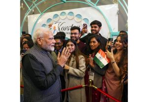 Prime Minister Narendra Modi being welcomed by Indian community in Kazan, Russia on Tuesday.(UNI)