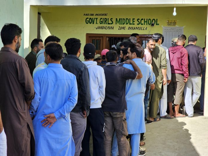 People lined up to cast votes at Janbazpora, Baramulla on Tuesday. -Excelsior/Aabid Nabi