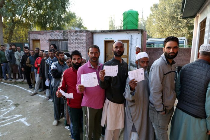 Long queue of voters at Agrikalan Pattan in Baramulla district on Tuesday. -Excelsior/Shakeel