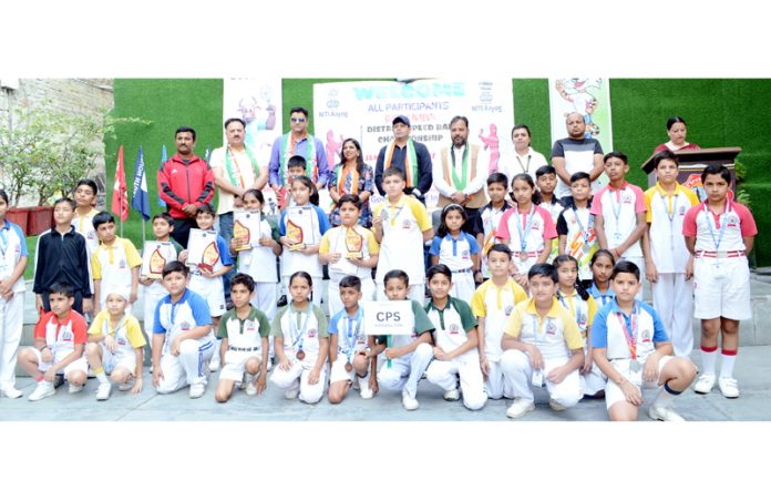 Players posing along with dignitaries during Open Solo Speedball Championship.