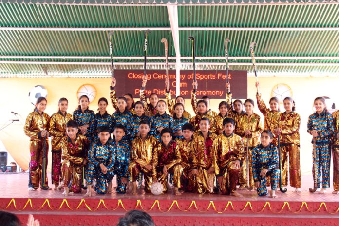 Students of APS Dhar Road posing for group photograph.