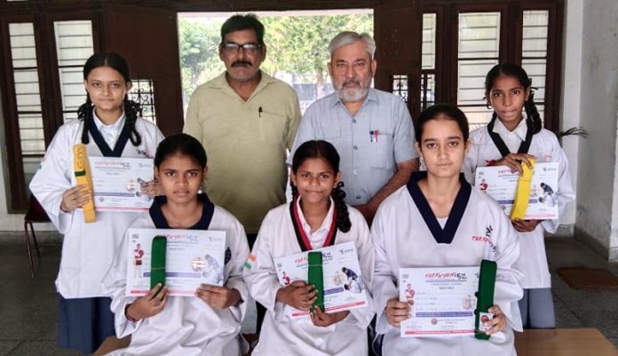 Taekkyon athletes posing along with certificates and dignitaries at Jammu.