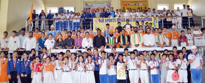 Dignitaries posing along with players during concluding ceremony.