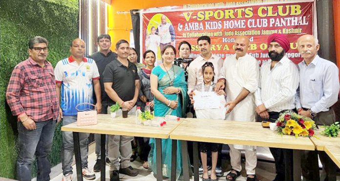 Judo player Arya Chib posing alongwith senior BJP leader Yudhvir Sethi and others.