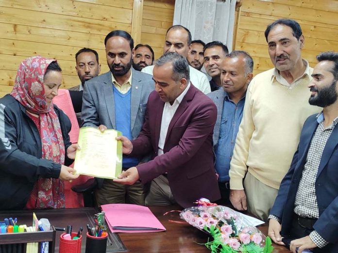 A delegation of JKTJAC submitting memorandum to Education Minister Sakina Itoo in Srinagar.