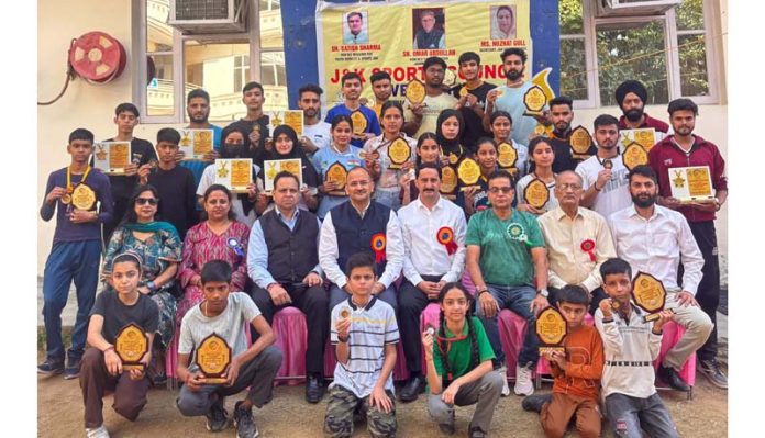 Dignitaries posing along with climbers during closing ceremony at Jammu.