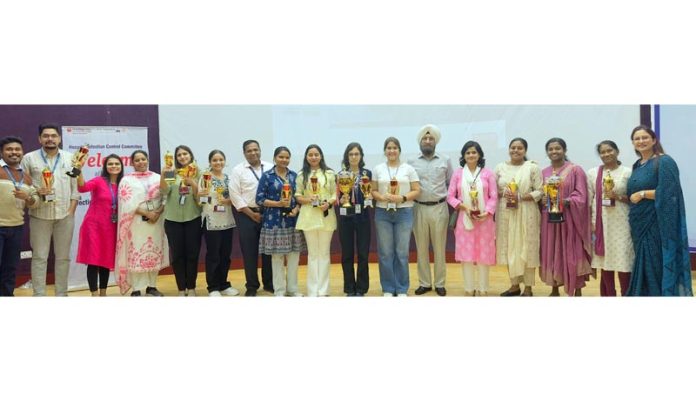 Different teams of Hospitals posing during closing ceremony of quiz competition.