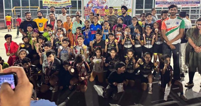 Young skaters posing along with dignitaries during closing ceremony.