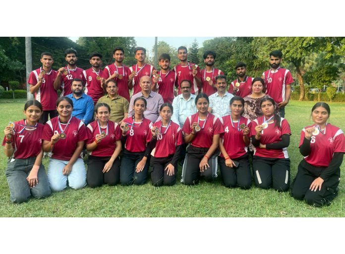 GGM Science College Men’s and Women's team posing along with medals.