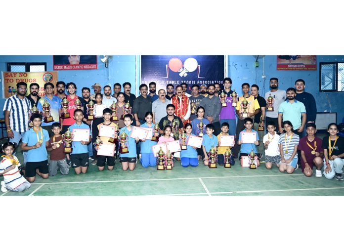 TT players posing along with trophies and dignitaries at Udhampur.