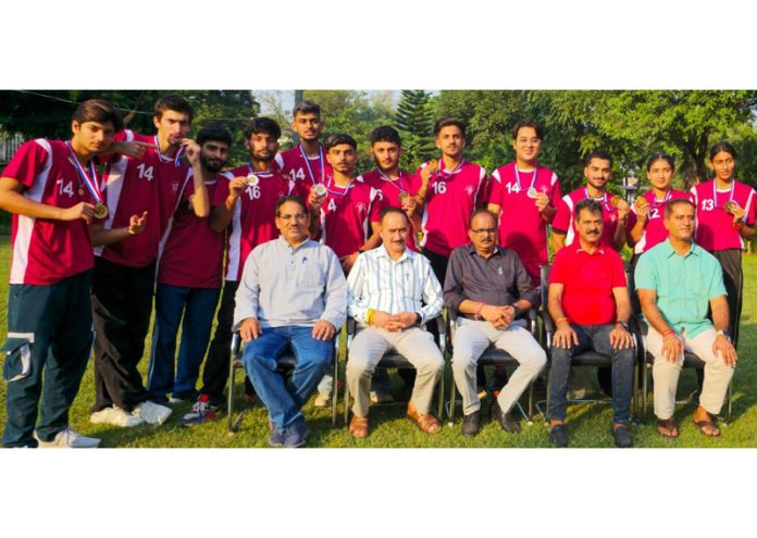 Principal of GGM Science College Dr Romesh Kumar Gupta posing along with winning teams.