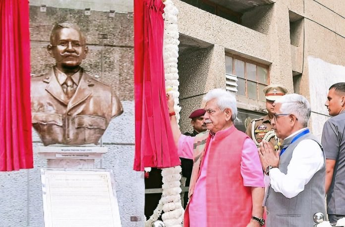 Lt Governor Manoj Sinha unveiling the bust of Brigadier Rajinder Singh on Tuesday.