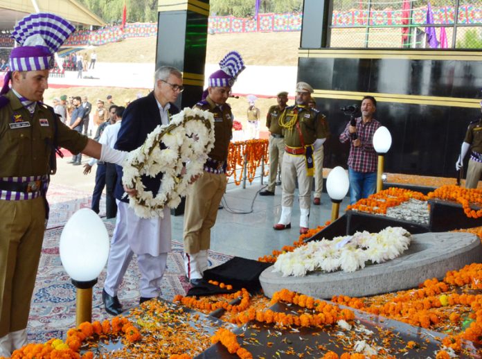 CM laying wreath on Police Martyrs Memorial at Zewan.